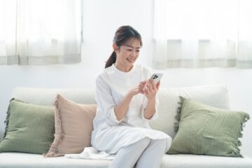 スマホを見る女性